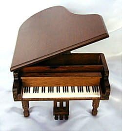 Amazon | 木製ミニアンティークグランドピアノオルゴール曲目：カノン